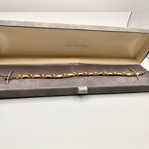 ESTATE PIECE! 14k yellow gold "XO" bracelet with diamond accents! - Picture 8 of 8